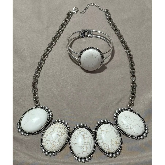 paparazzi Jewelry - Paparazzi Prairie Goddess White Nevlsce‎ And Matching Bracelet